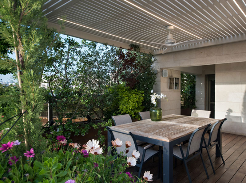 פינת אוכל במרפסת 